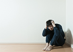 トレードで損失を出し落ち込む男性